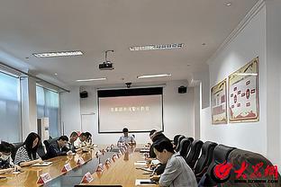 Phóng viên: Chủ tịch Hội đồng quản trị Thân Hoa hôm nay dẫn các cầu thủ Tào Cảnh Định, Chu Thần Kiệt lên đảo thăm Từ Căn Bảo
